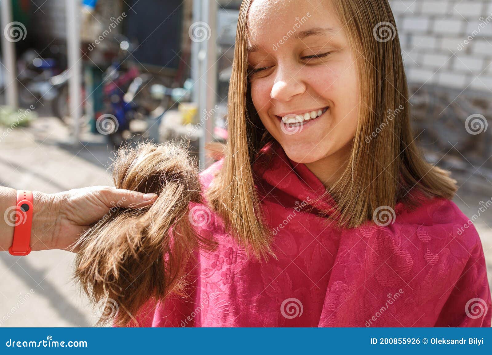 年轻女子在理发店剪头发-蓝牛仔影像-中国原创广告影像素材