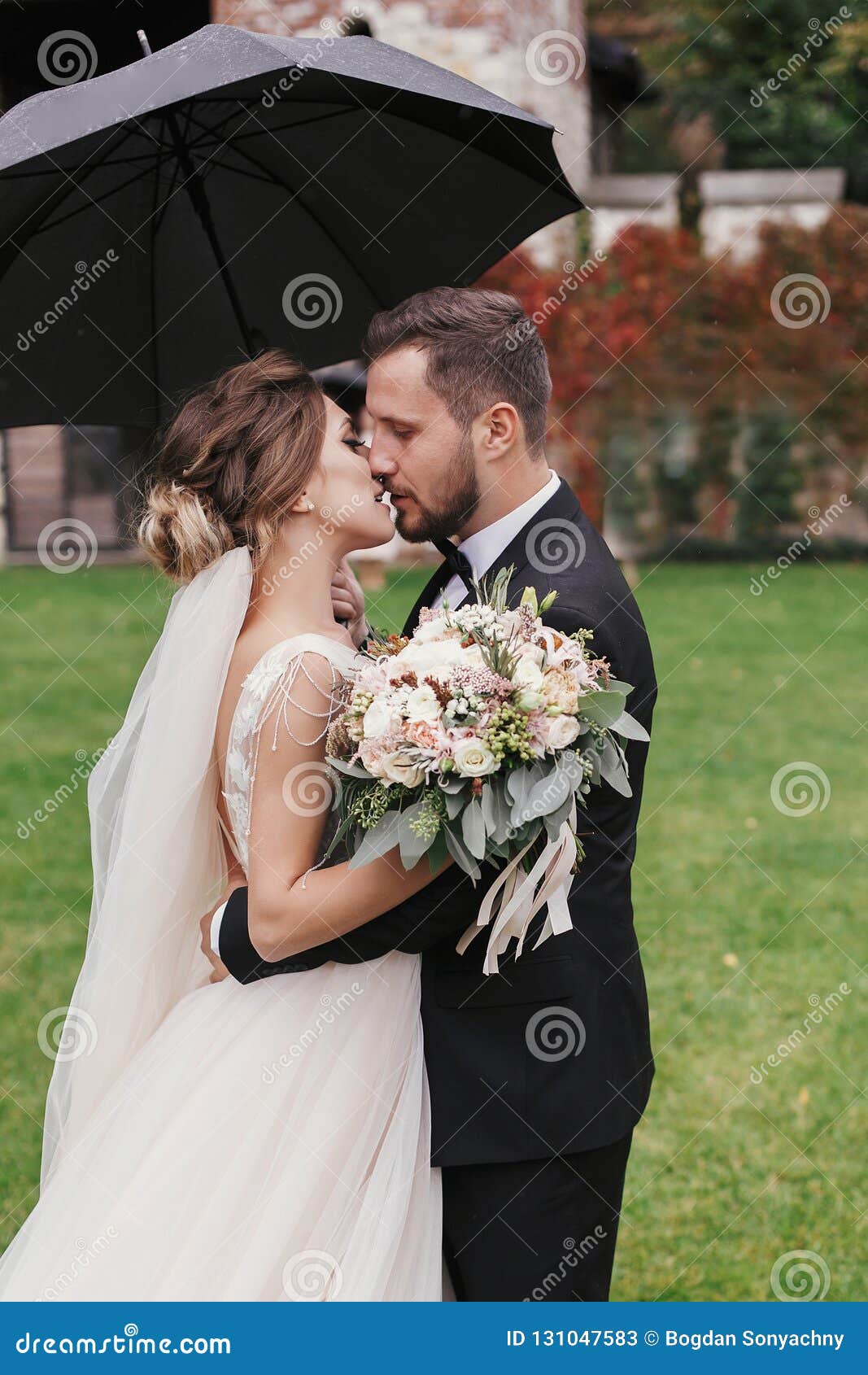 新娘和新郎，亲吻在一个美丽的热带海滩的日落 库存图片. 图片 包括有 英俊, 女性, 丈夫, 愉快, 本质 - 36074407