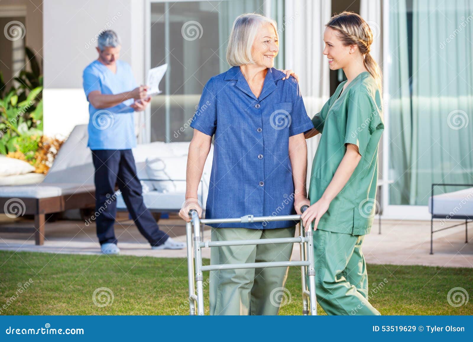 站立在楼梯的医生和护士 库存图片. 图片 包括有 成人, 确信, 护士, 穿戴, 实验室, 女性, 矿穴 - 84086591
