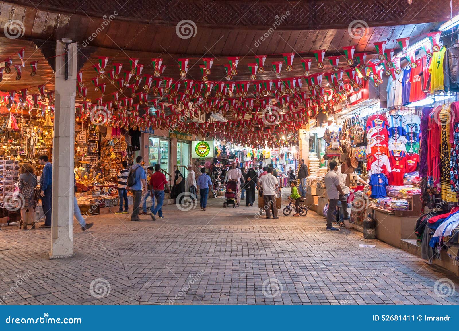 卖纪念品的商店，在Mutrah，马斯喀特，阿曼，中东. 卖纪念品的Mutrah Souk狭窄的街道，在Mutrah，马斯喀特，阿曼，中东