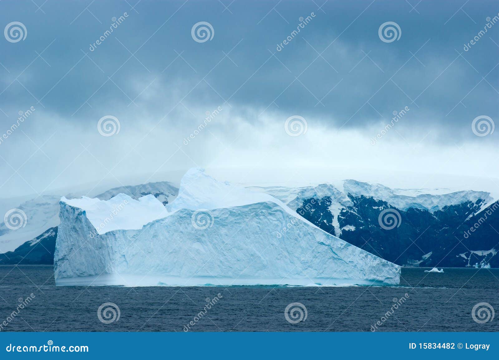 冰河湖对面的钻石冰沙滩，冰岛 (© surangaw/Getty Images)