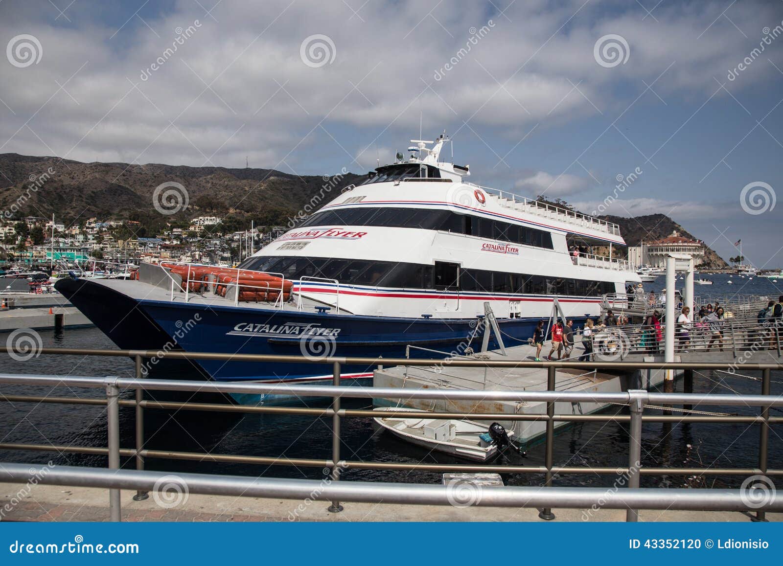 卡塔利娜Fyler渡轮在卡塔利娜海岛上的Avalon港口. 卡塔利娜需要的海岛图片的Avalon港口2014年8月