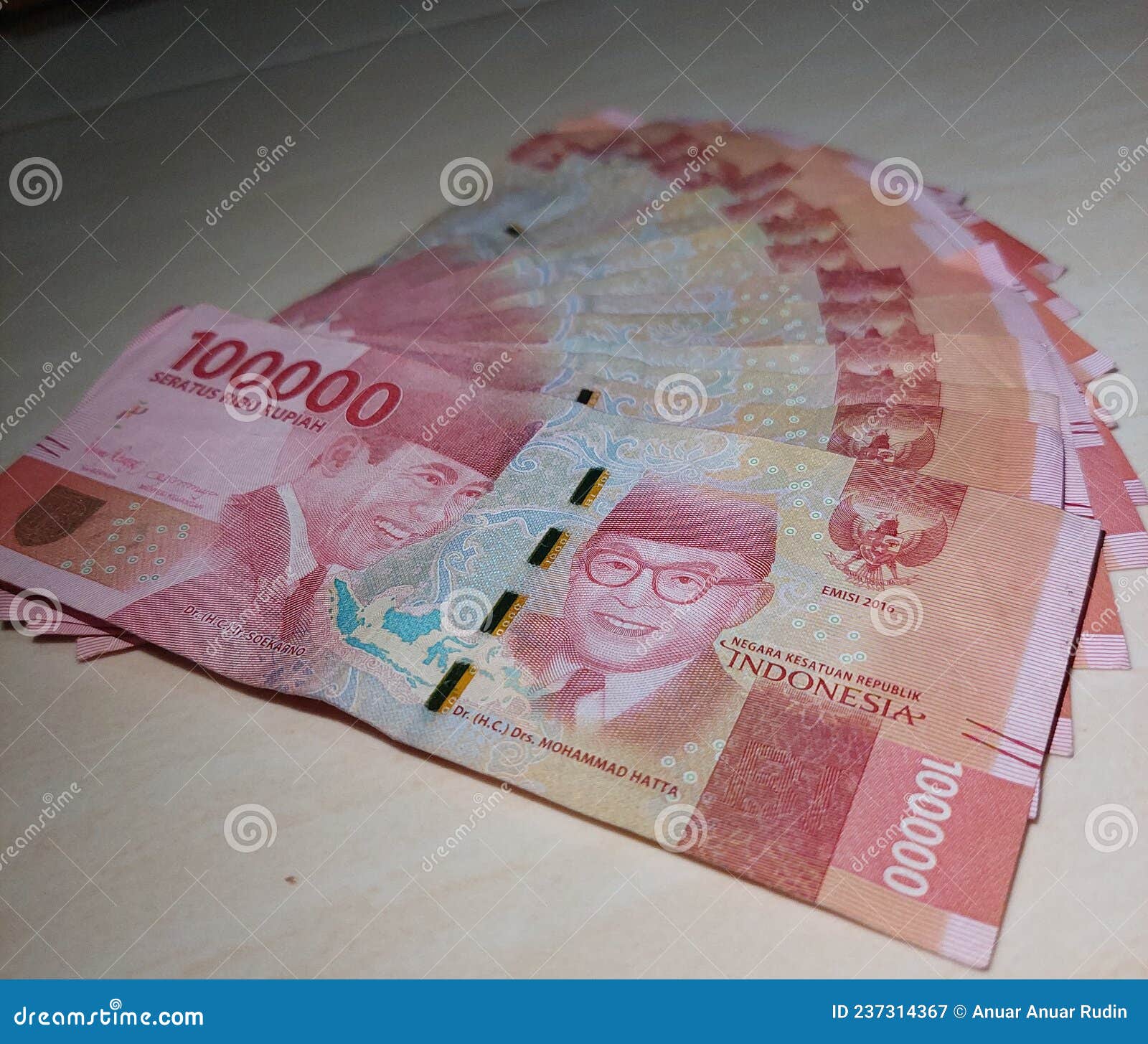 与一金黄bitcoin的一张2000卢比印度尼西亚钞票 库存照片 - 图片 包括有 经济, 全球: 125288588