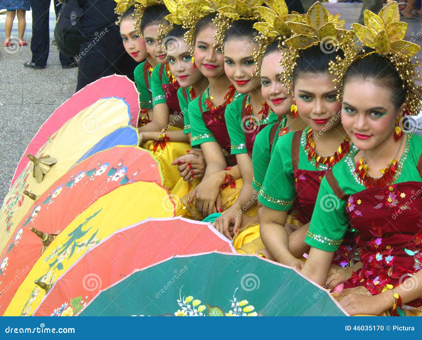 穿印度尼西亚的民族服装的女孩 库存图片. 图片 包括有 礼服, 种族, 巴厘岛, 方式, 设计, 背包 - 134458007