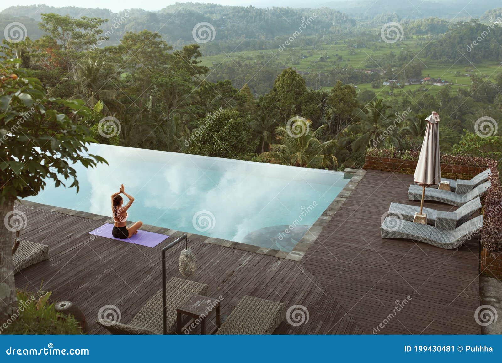 印度尼西亚巴厘岛，一个美女在泳池边练瑜伽 库存照片. 图片 包括有 浓度, 健身, 适应, 凝思, 健康 - 199430564