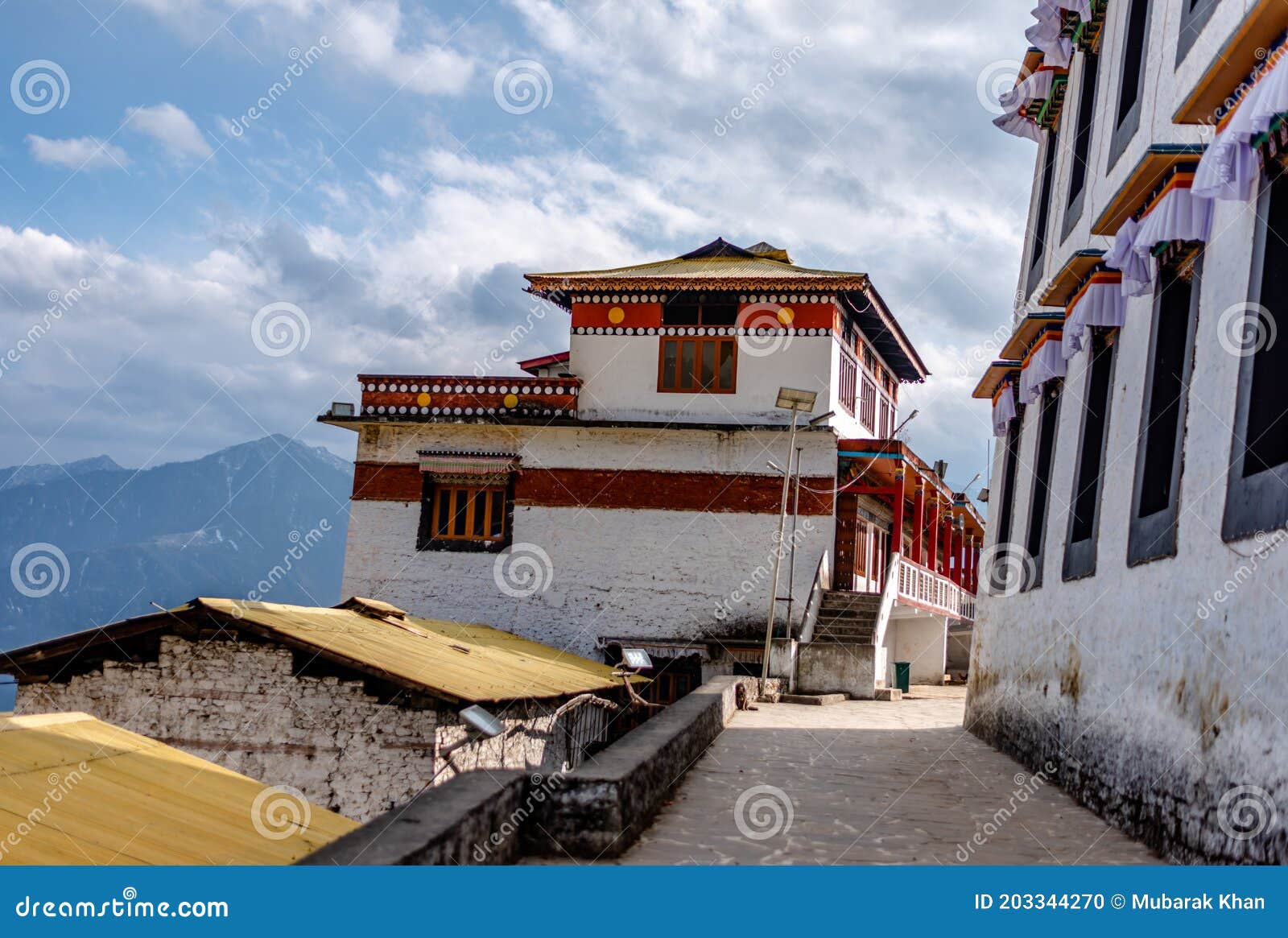 印度阿鲁纳恰尔邦的大旺寺 编辑类库存照片. 图片 包括有 照亮, 云彩, 城镇, 房子, 天空, 宗教 - 203344473