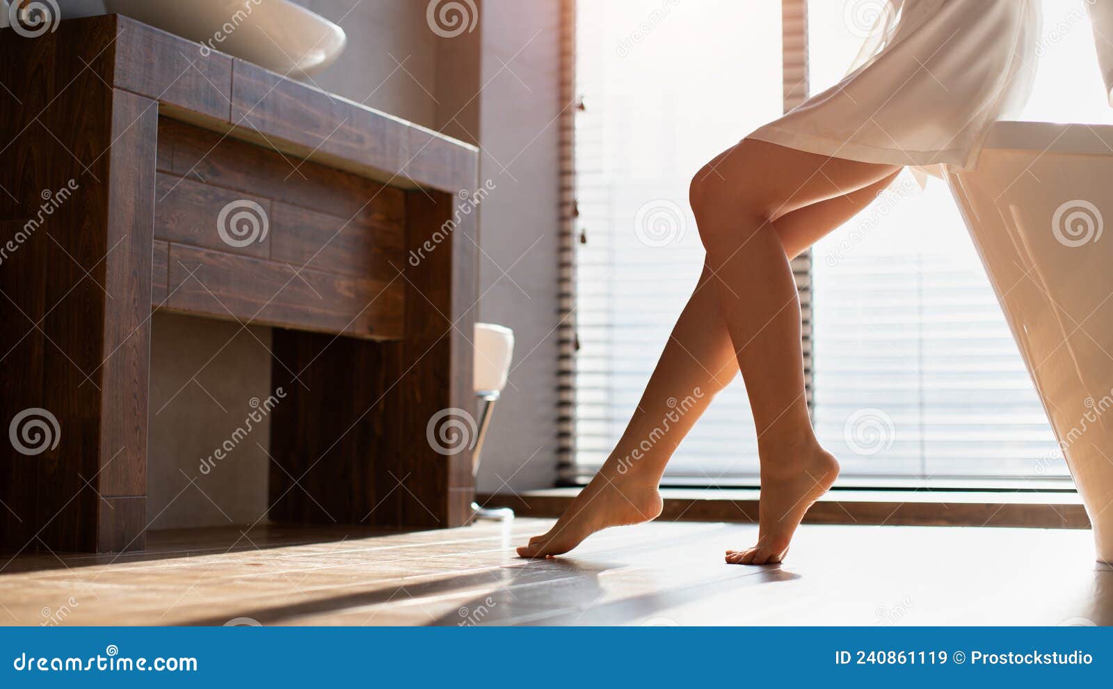 女人趴在沙发上两腿翘着脚丫子图片-1-6TU
