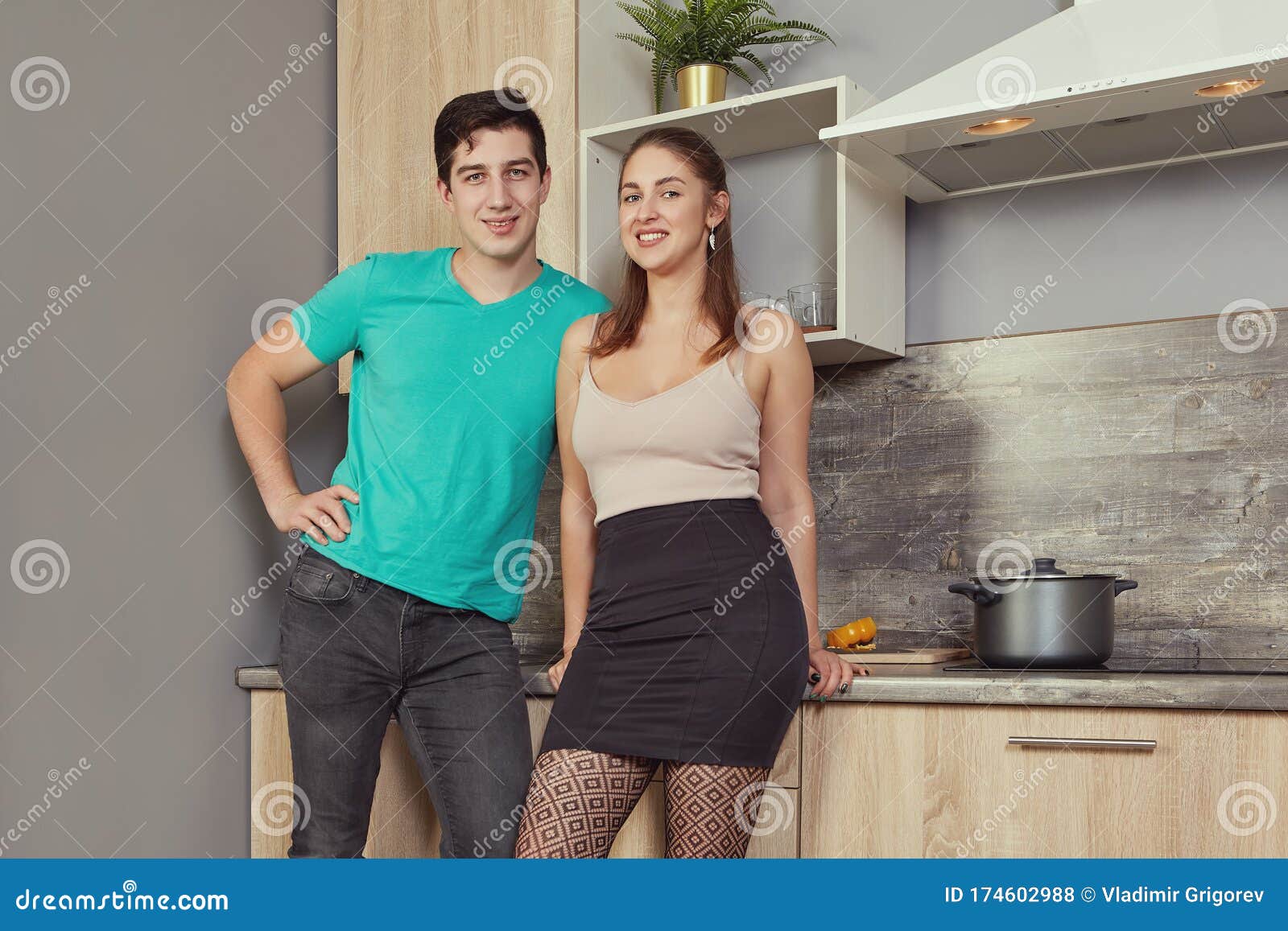 夫妻二人在智能厨房中使用平面色彩插画图片素材_ID:421720551-Veer图库