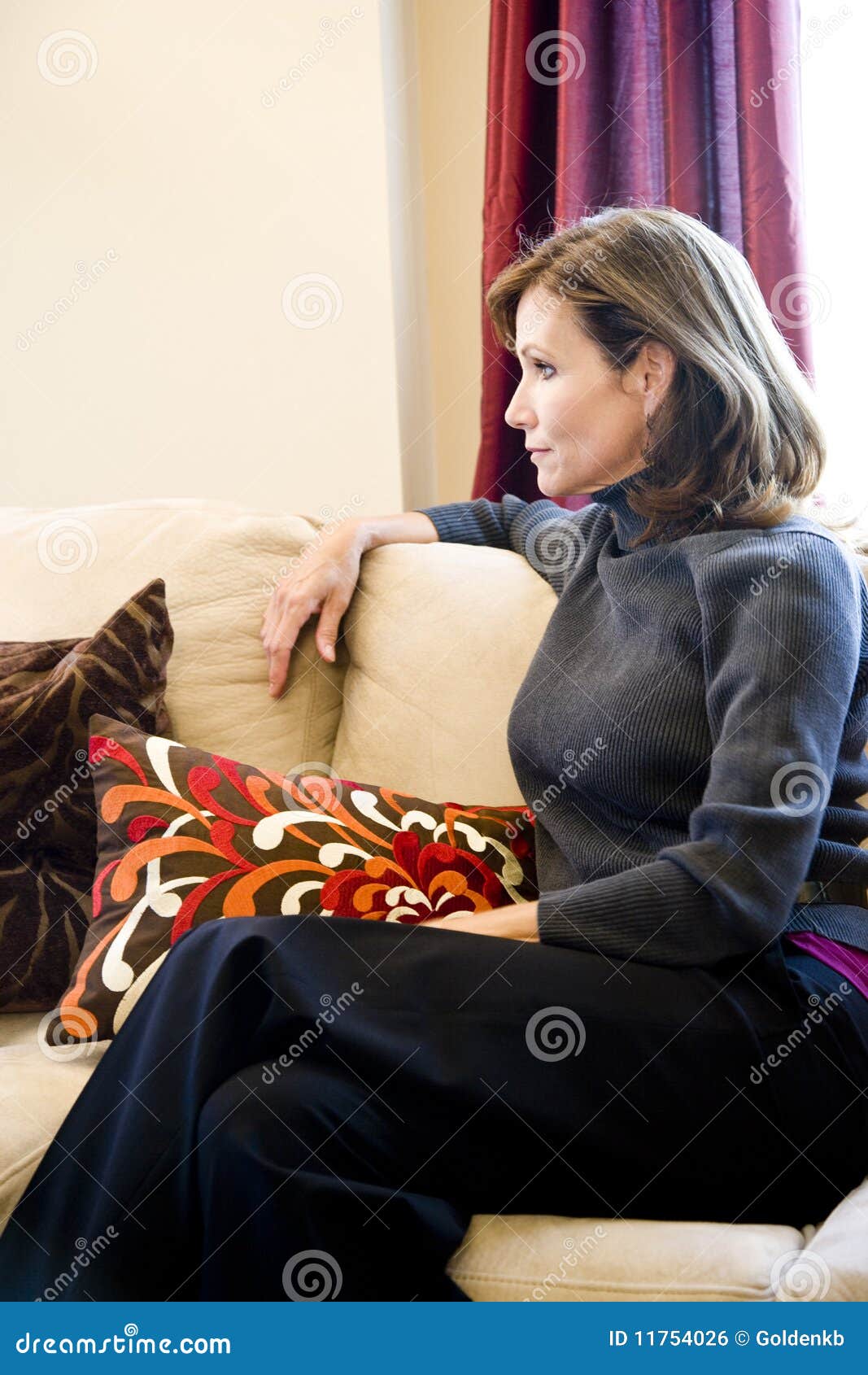 变老的生存中间松弛空间沙发妇女 库存照片 图片 包括有 女性 豪华 冥想 轻松 一个 居住 典雅 11754026