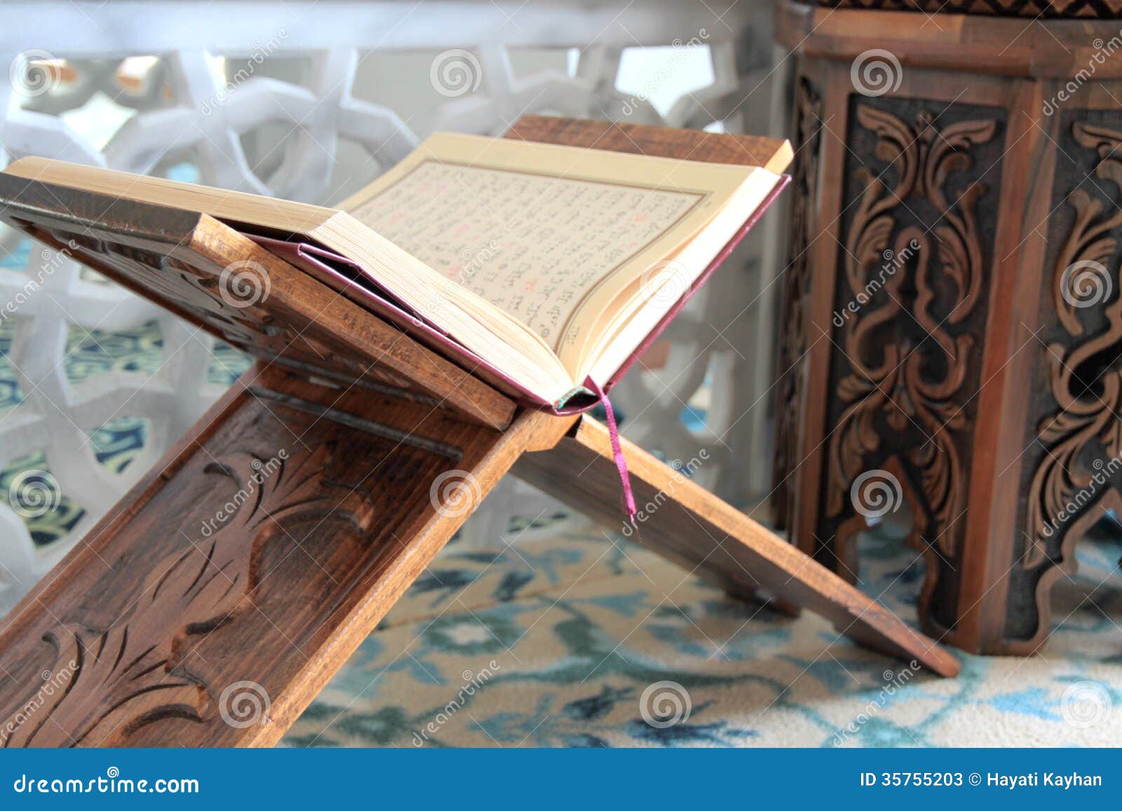 木书架上的手握着用高压或伊斯兰念珠抵住古兰经 库存图片. 图片 包括有 查出, 马来西亚, 背包, 上帝 - 178586693