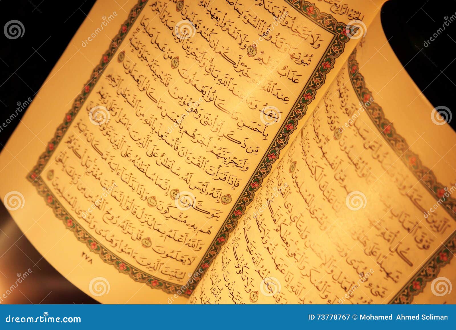 背着古兰经的阿拉伯传统服装. 高质量照片 库存图片. 图片 包括有 概念, 背包, 织品, 国家, 果子 - 233281181