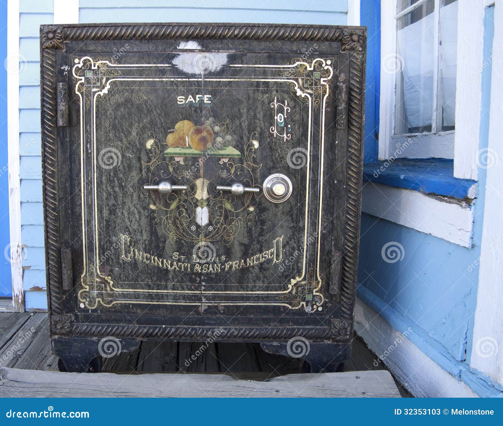 在一个老铁路集中处的一个古色古香的狂放的西部美国金属保险柜在