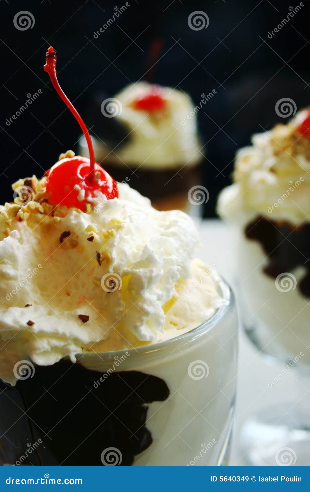巧克力冰淇凌圣代冰淇淋 免版税图库摄影 - 图片: 32303547