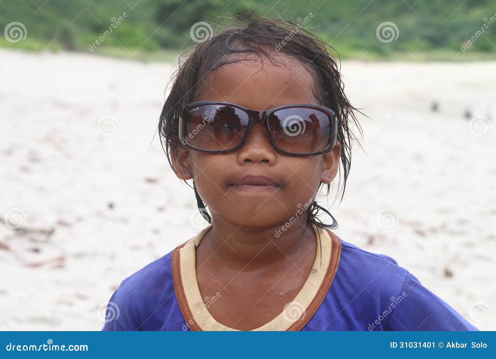 从印度的可怜的孩子 图库摄影片. 图片 包括有 女孩, 作用, 册页, 愉快, 街道, 尘土, 人们, 一起 - 115684067