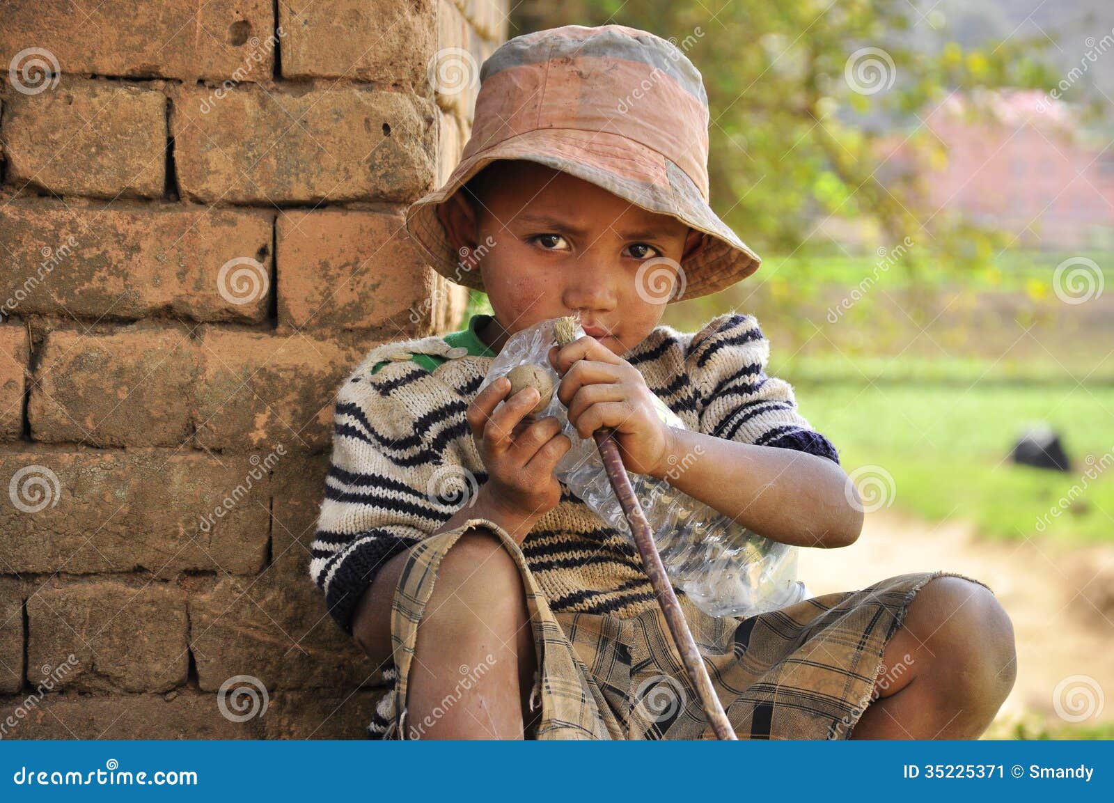 年轻可怜的微笑的男孩画象在印度 编辑类库存图片. 图片 包括有 街道, 印度, 照片, 贫穷, 微笑, 子项 - 149236199