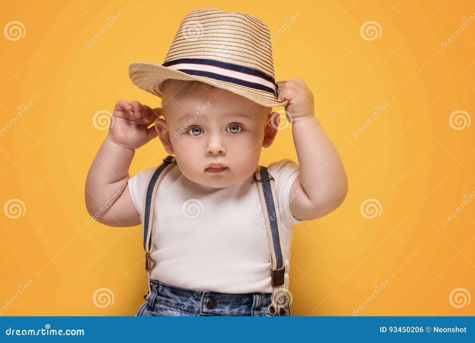 在白色背景隔绝的微笑的男婴画象 库存照片. 图片 包括有 生长, 特写镜头, 人员, 现有量, 幸福, 男性 - 104415106
