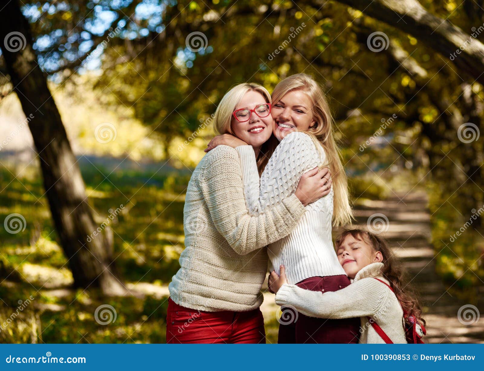 两个可爱的姐妹 库存图片. 图片 包括有 子孙, 绿色, 自然, 草甸, 女性, 使用, 休闲, 友谊, 本质 - 32367233