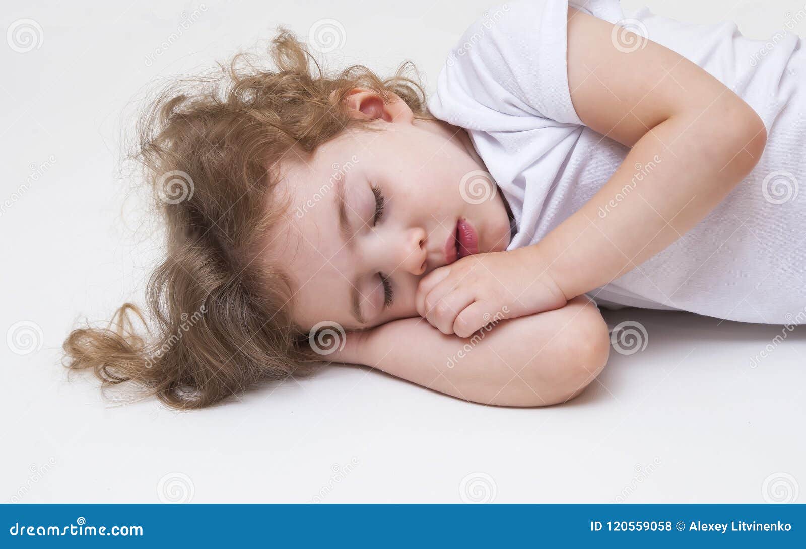 正在睡觉的女孩高清摄影大图-千库网