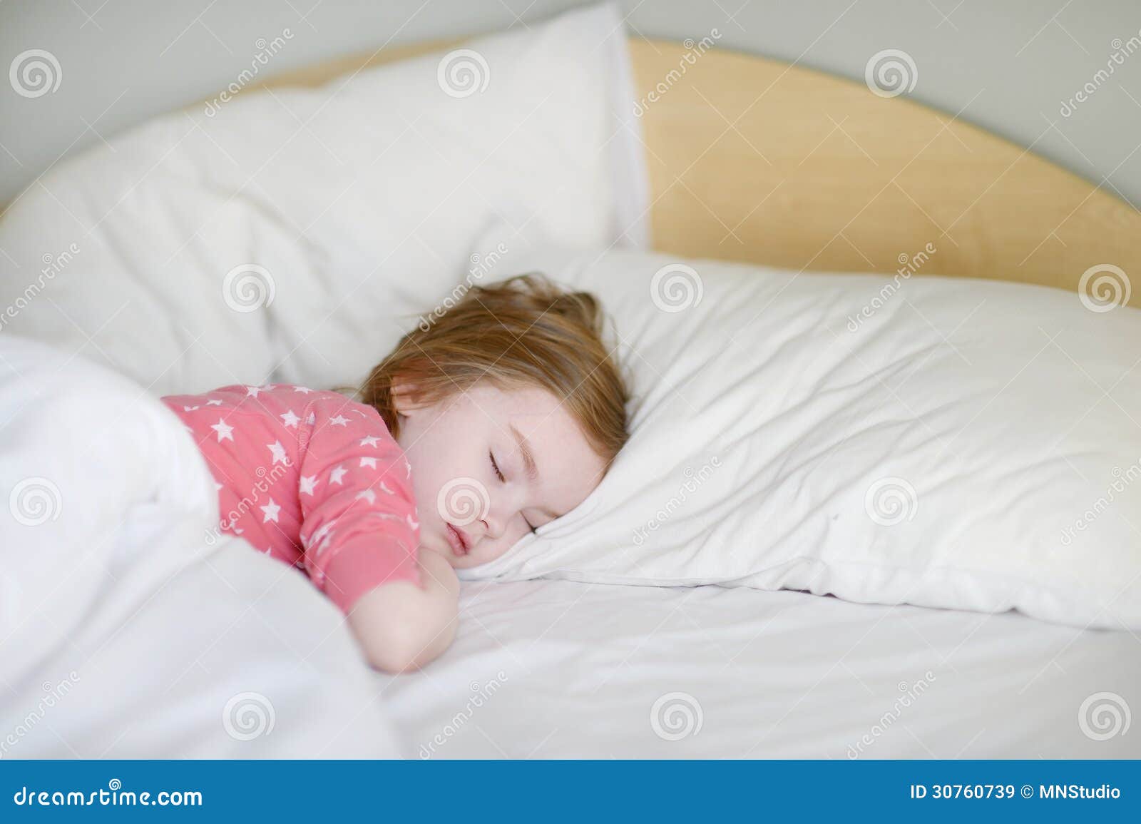 可爱小女孩睡觉 库存照片. 图片 包括有 删去的, 休眠, 关心, 学龄前儿童, 婴孩, 安静, 人员, 逗人喜爱 - 49830492