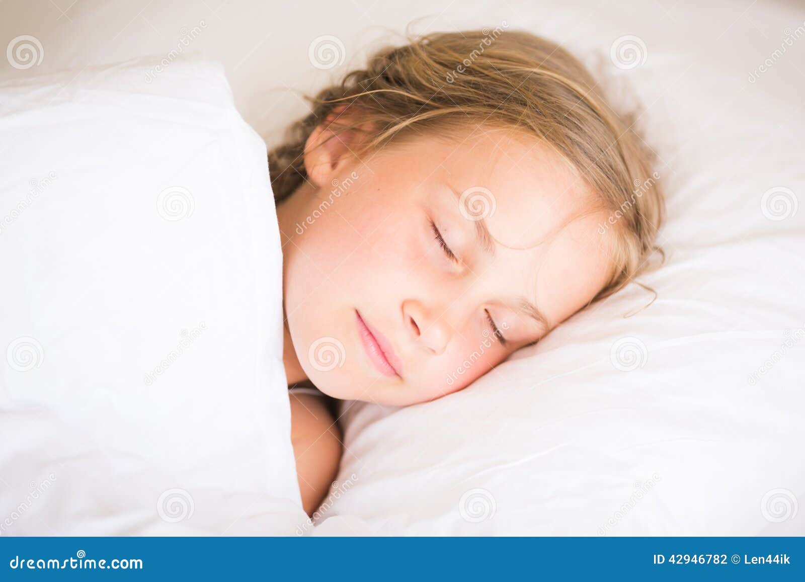 睡觉在床上的小孩女孩 库存照片. 图片 包括有 童年, 删去的, 女孩, 梦想, 女儿, 快乐, 女性 - 128923302