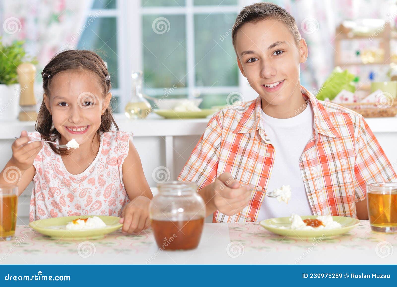 青年聚餐干杯高清图片下载-正版图片501174093-摄图网
