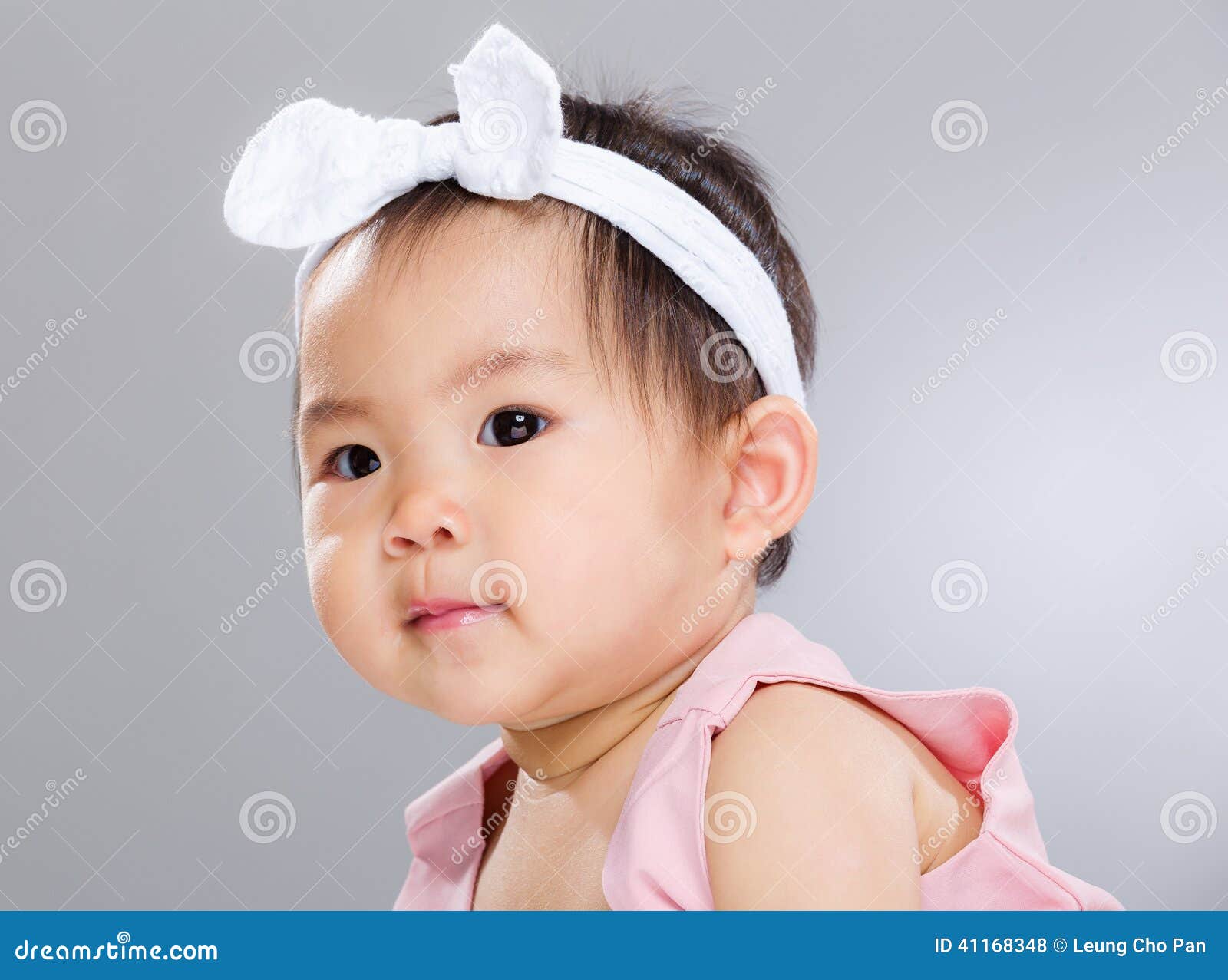 漂亮的小女婴趴在地上照片摄影图片_ID:127562449-Veer图库