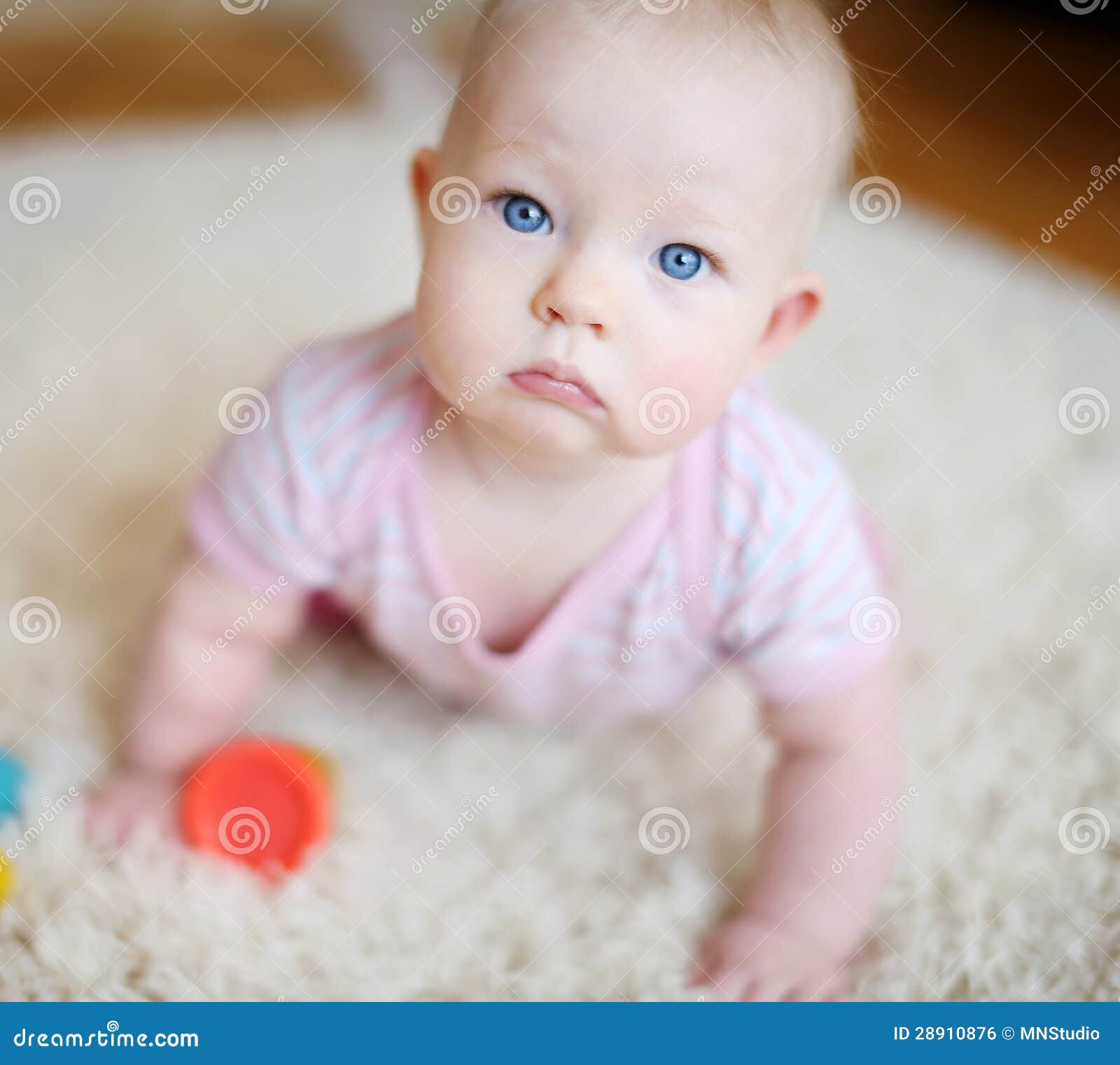 婴孩美丽的女孩 库存照片. 图片 包括有 微笑, 红色, 婴孩, 空白, 红头发人, 蓝色, 和平, 喜悦 - 10857024