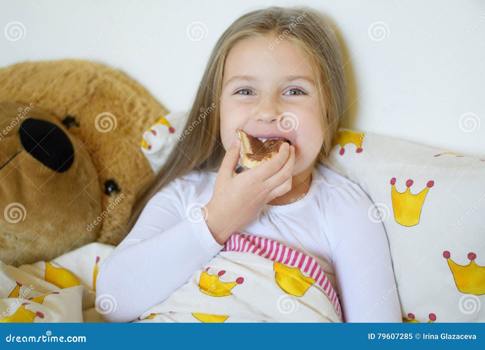 吃食物的人 暖色系 甜甜圈 美少女, 吃東西的人, 暖色調, 甜甜圈素材圖案，PSD和PNG圖片免費下載