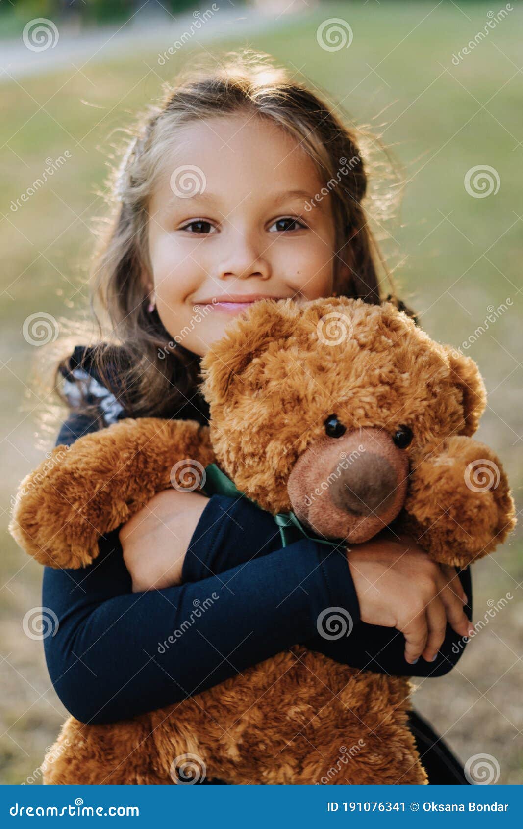 可爱的亚洲小女孩睡觉和拥抱泰迪熊照片摄影图片_ID:161319161-Veer图库