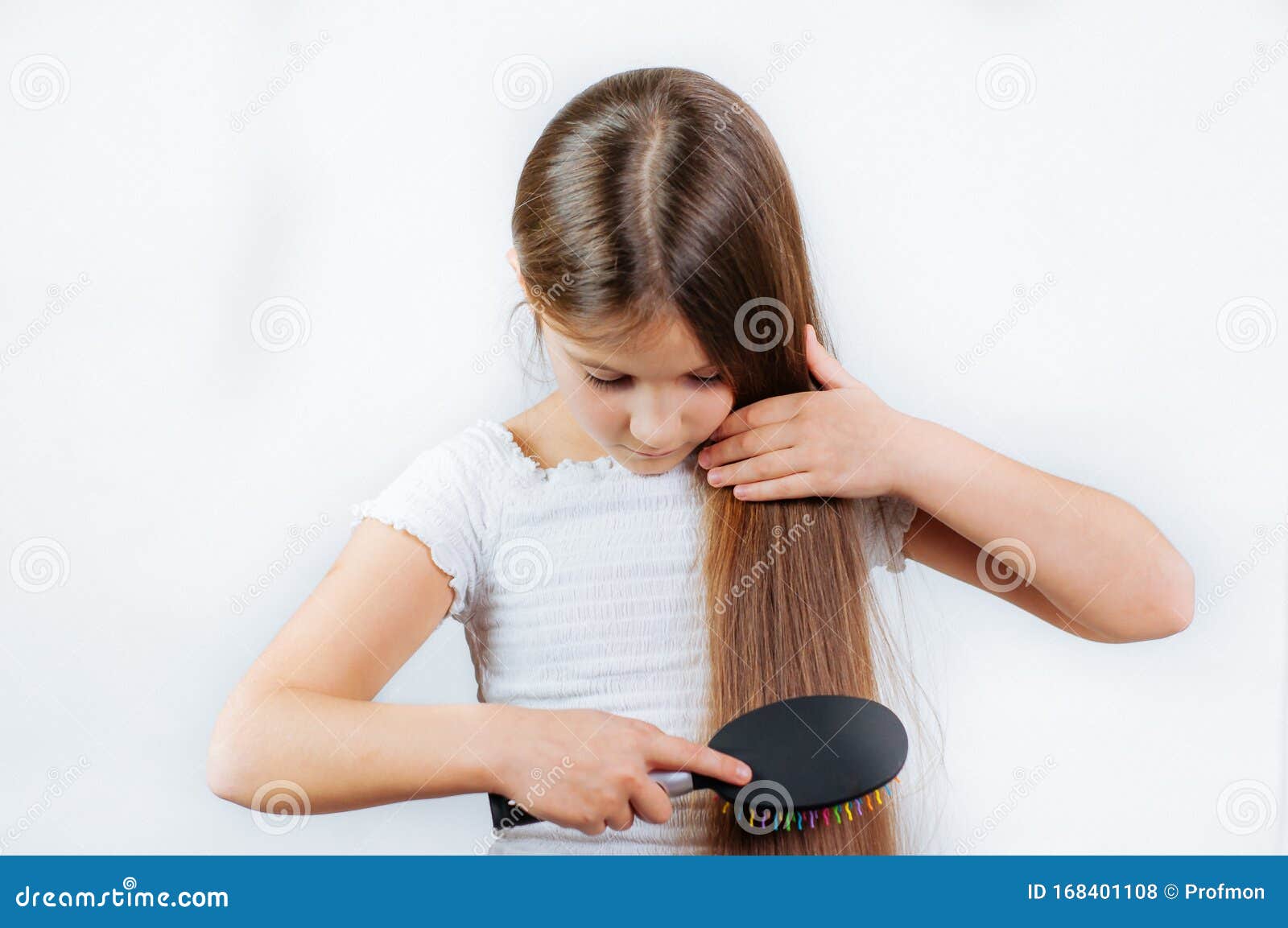 可爱的微笑小女孩梳梳头梳头 库存照片. 图片 包括有 表达式, 现有量, 理发, 发型, 人力, 长期 - 168401218