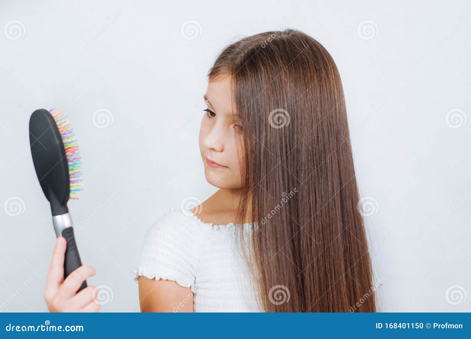 微笑的小女孩梳头发的肖像照片摄影图片_ID:137913828-Veer图库