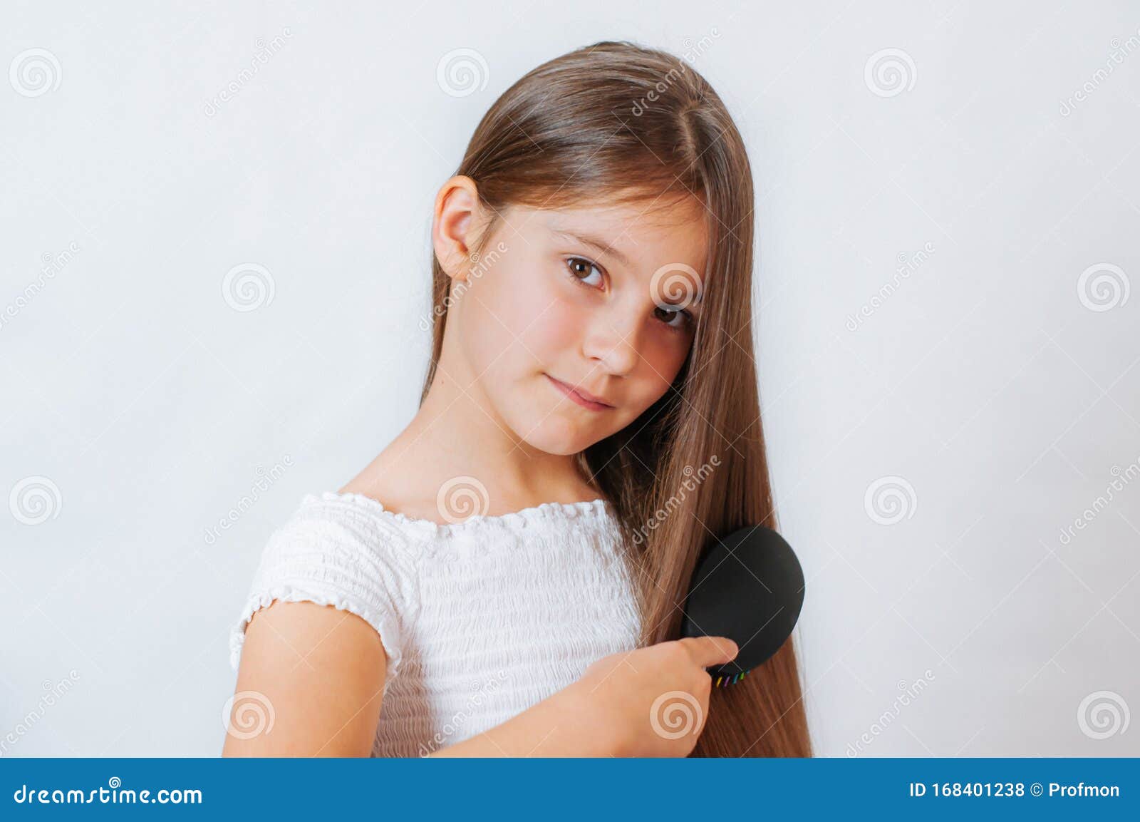 可爱的微笑小女孩梳梳头梳头 库存照片. 图片 包括有 人力, 孩子, 长期, 藏品, 女孩, 节假日, 愉快 - 168401150