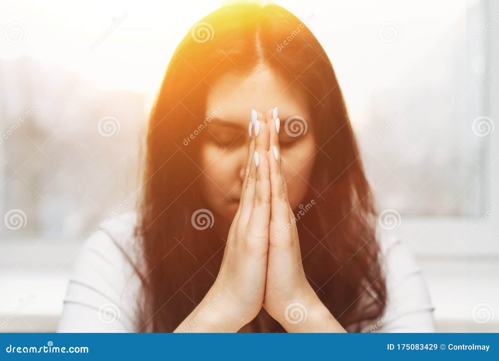 女人祈祷和自由的鸟享受自然日落的背景，希望的概念照片摄影图片_ID:161251219-Veer图库