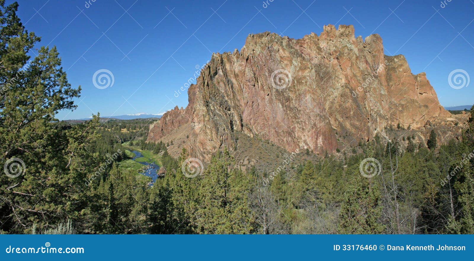 史密斯岩石国家公园- Terrebonne，俄勒冈. 史密斯岩石是岩石550只脚参天的大量在Terrebonne，俄勒冈东部。形成起源于古老火山爆发。从南的最近熔岩流迫使弯曲的河反对它的纯粹岩石面孔。结果是一个壮观地美丽如画的站点和攀岩运动员的天堂。超过50万人每年参观史密斯岩石国家公园，一些攀登垂直的峭壁，其他远足英里足迹在它的基地附近和沿河。史密斯岩石可能是到中央俄勒冈什么艾瑞斯岩石是给在内地澳大利亚人。