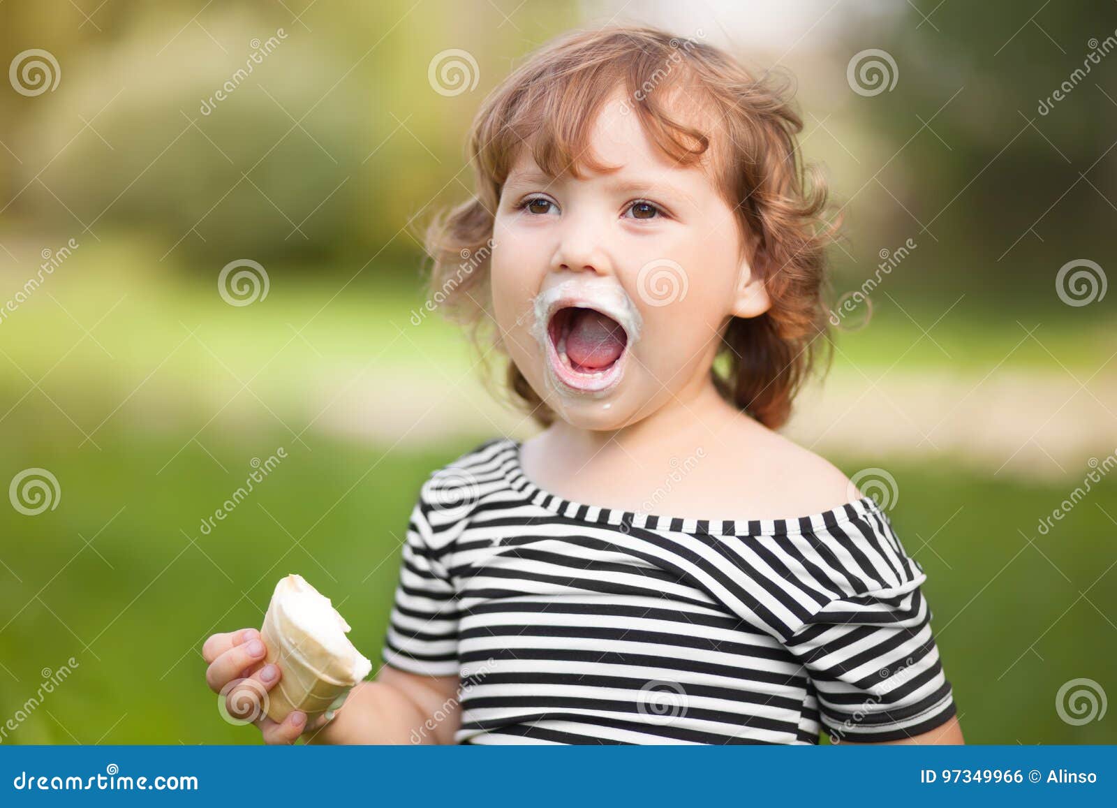 美丽的小女孩在夏天吃冰淇凌 库存照片. 图片 包括有 人们, 子项, 人员, 户外, 逗人喜爱, 嘴唇, 舌头 - 99083524