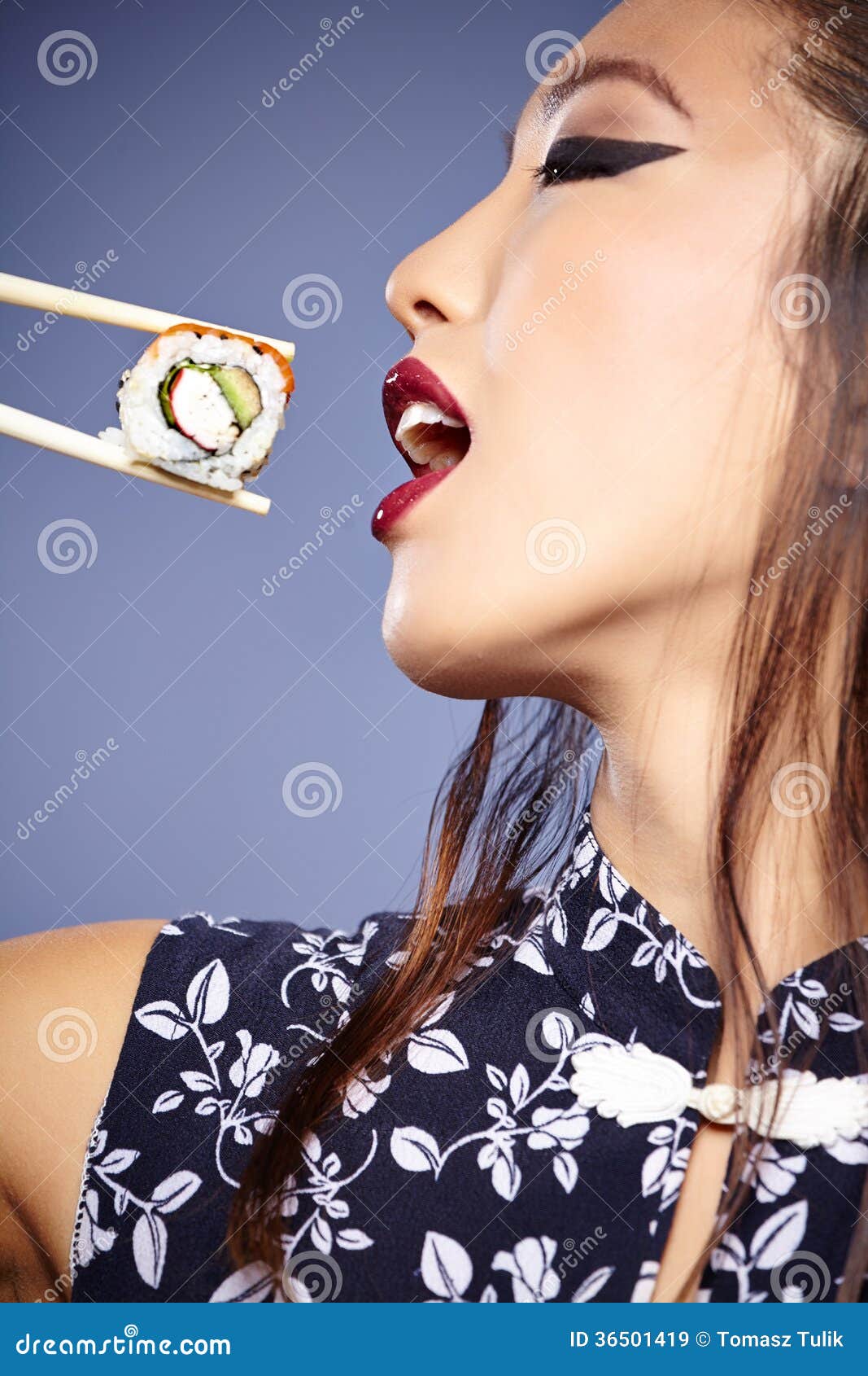 小女孩吃着寿司 库存照片. 图片 包括有 享受, 幸福, 童年, 法国, 表面, 乐趣, 查找, 题头 - 114999602