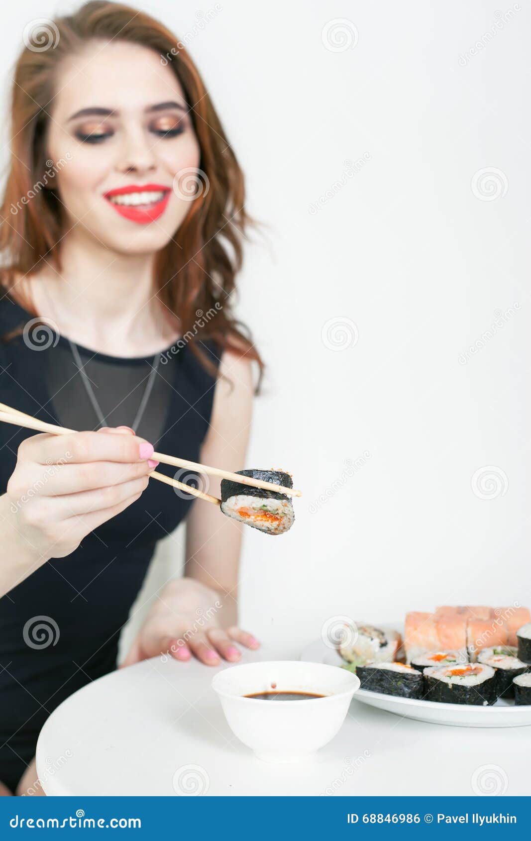 吃寿司的美女素材图片下载-素材编号00803986-素材天下图库