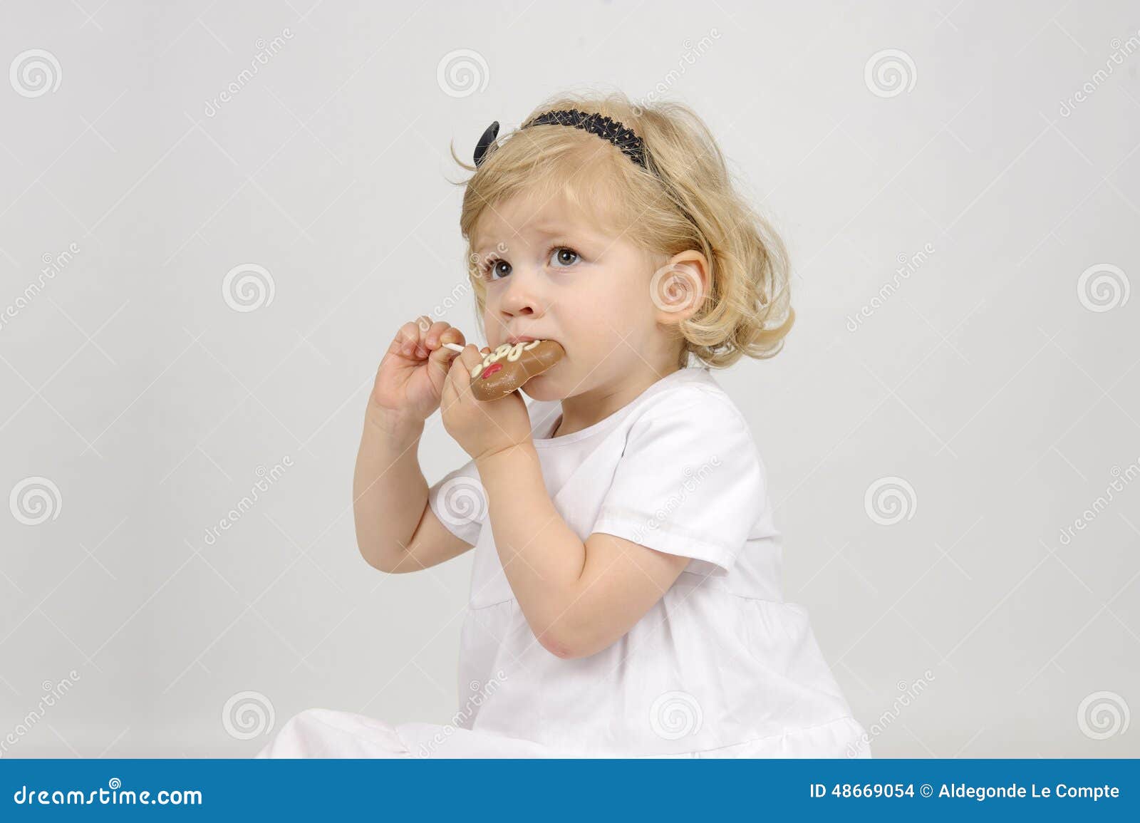 站着大棒棒糖的可爱小女孩 库存例证. 插画 包括有 图画, 食物, 逗人喜爱, 图象, 例证, 冰棍儿 - 206911295