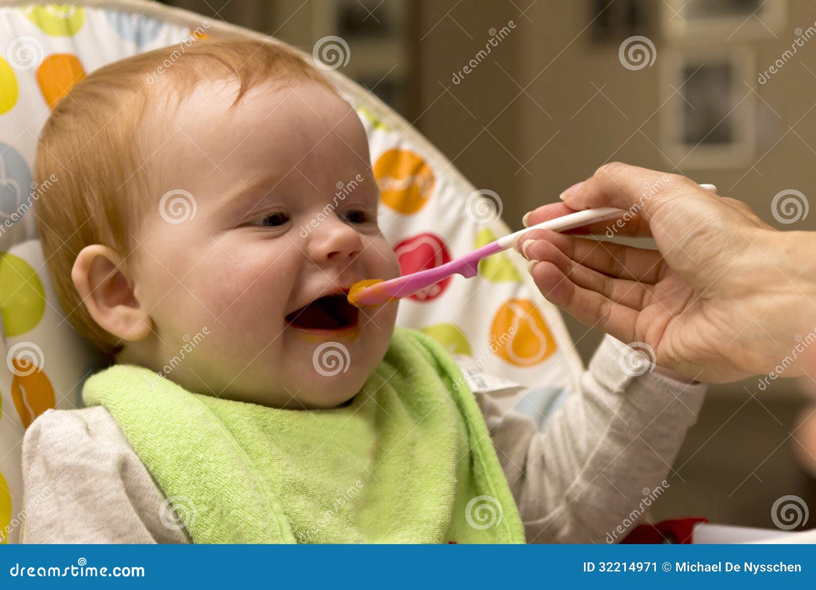 吃粥的逗人喜爱的小女孩 库存照片. 图片 包括有 逗人喜爱, 休闲, 婴孩, 健康, 家庭, 提供, 孩子 - 82538332