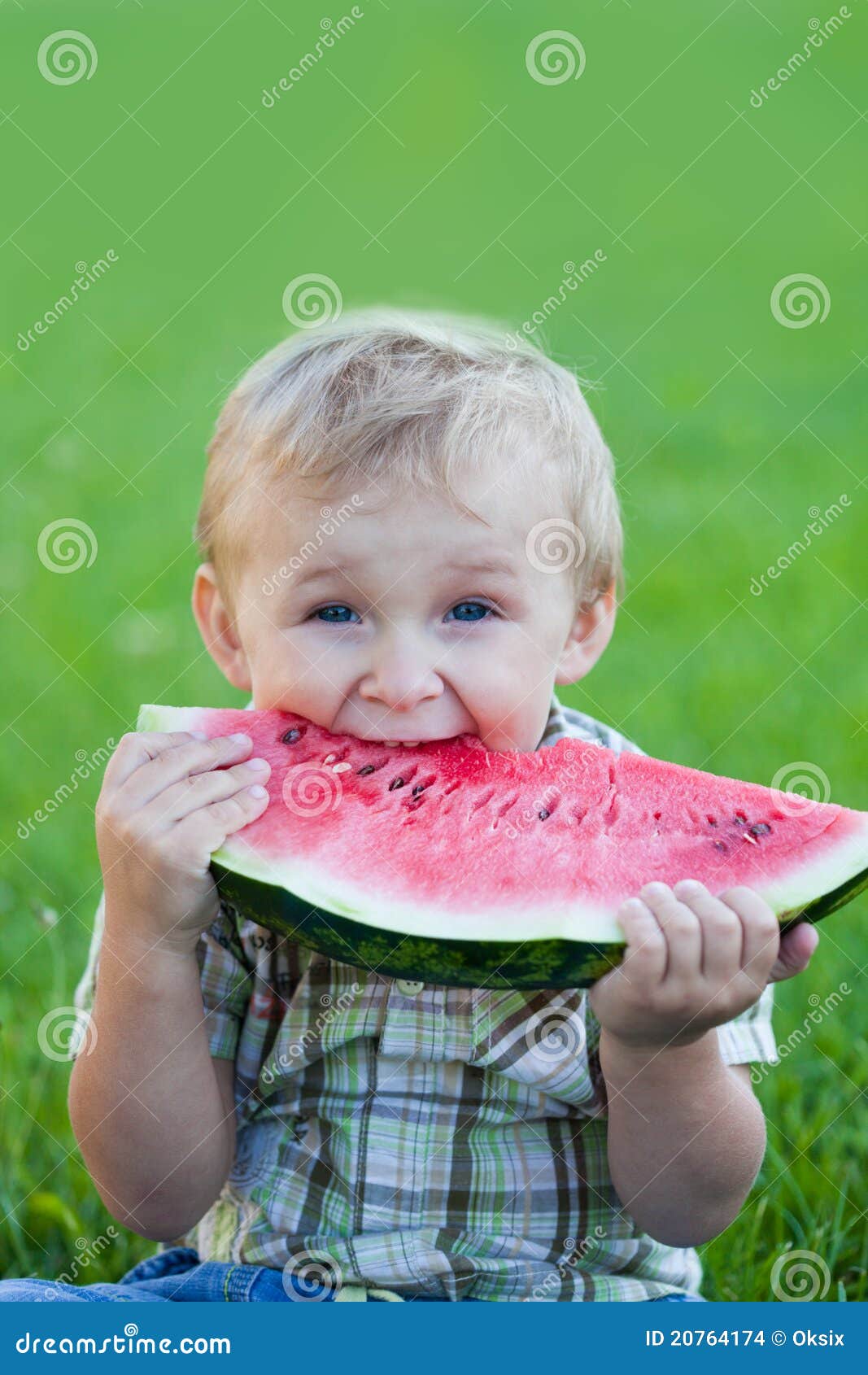 吃西瓜的小男孩在表