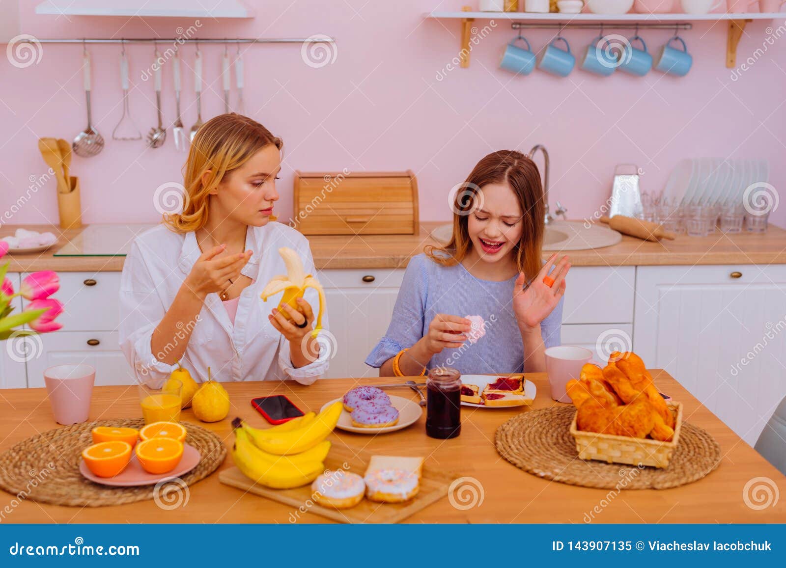 吃香蕉. 吃粉红色孤立的香蕉的性感女子. 年轻女人吃香蕉是为了感到幸福. 热带 库存图片 - 图片 包括有 命令, 成人: 213039501