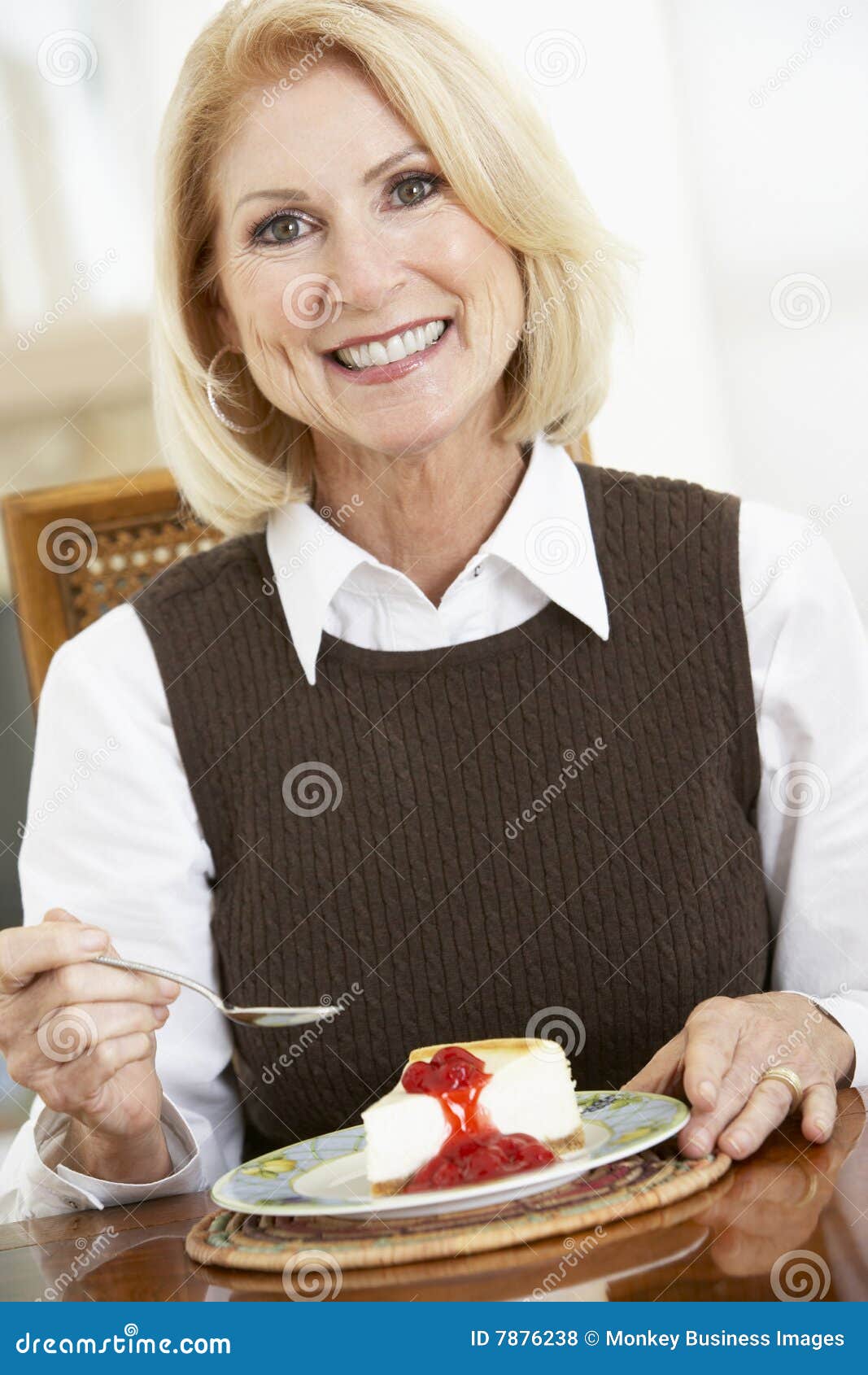 媳妇在家做水果蛋糕，做好看着真漂亮，以后过生日不用出去买了_凤凰网视频_凤凰网