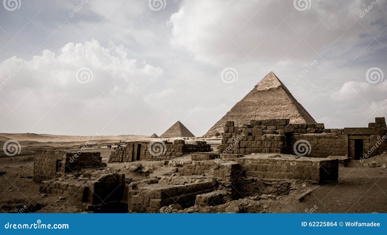 吉萨棉，埃及金字塔有云彩的. 伟大的金字塔在有云彩的吉萨棉，埃及