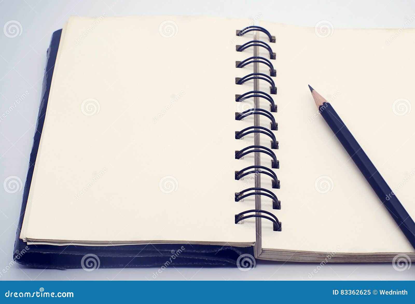 黑名册附注开放纸铅笔白色. 在开放白皮书笔记本照片的黑铅笔