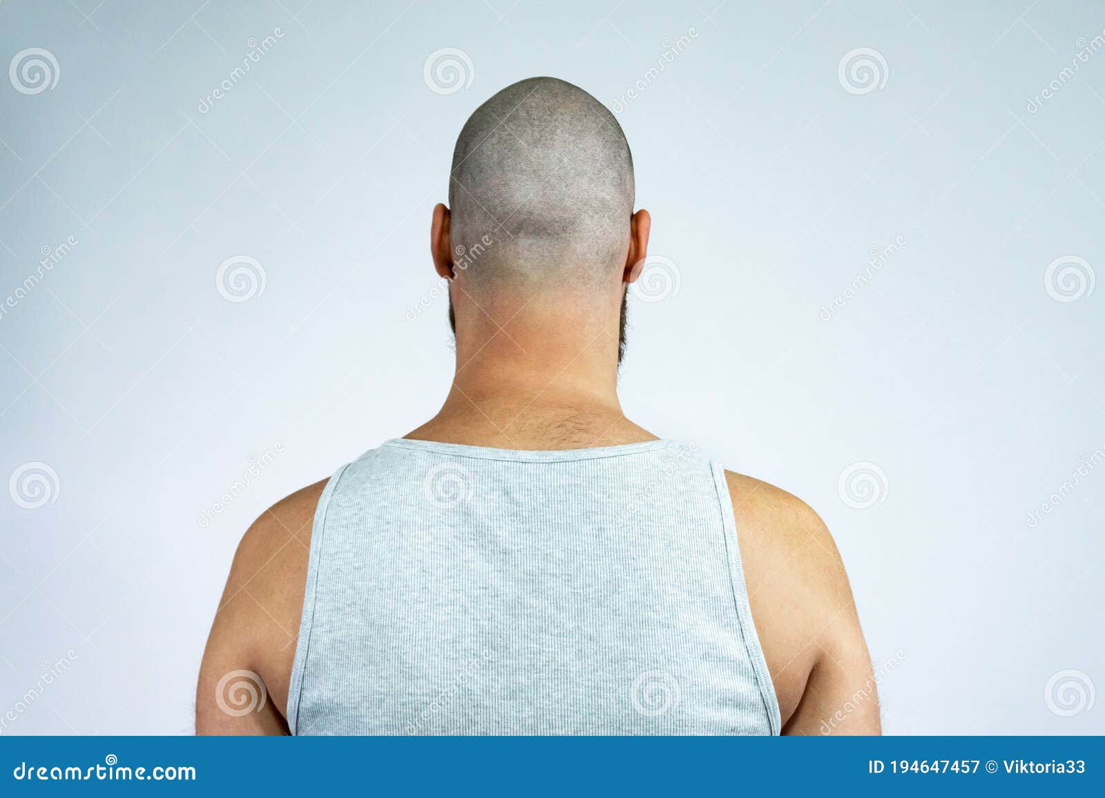 注视着镜子的秃头人顶头光秃和掉头发 库存图片. 图片 包括有 男人, 题头, 发型, 有吸引力的, 细线 - 121981905