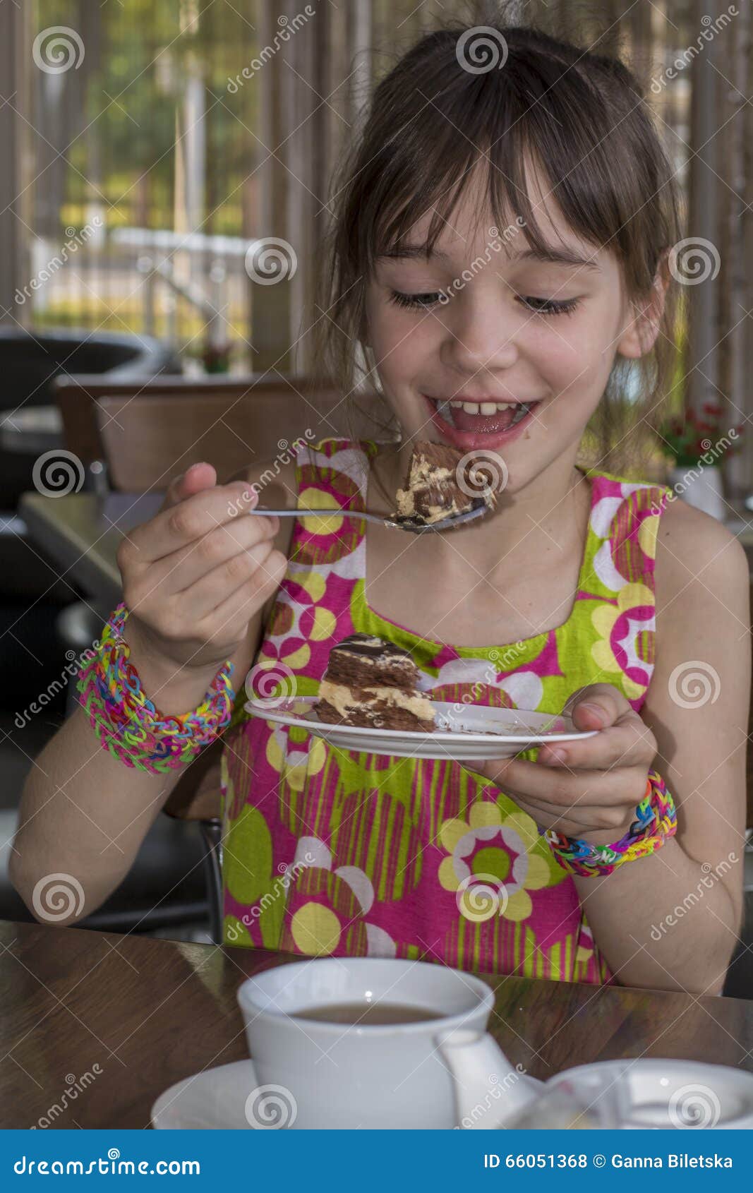 显示空的板材的五年女孩吃 库存照片. 图片 包括有 子项, 微笑, 女孩, 早晨, 新鲜, 夏天, 童年 - 67733294