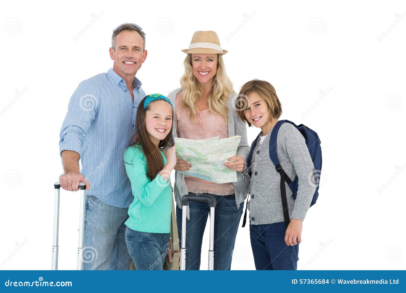 咨询地图的旅游家庭. 咨询在白色背景的旅游家庭地图