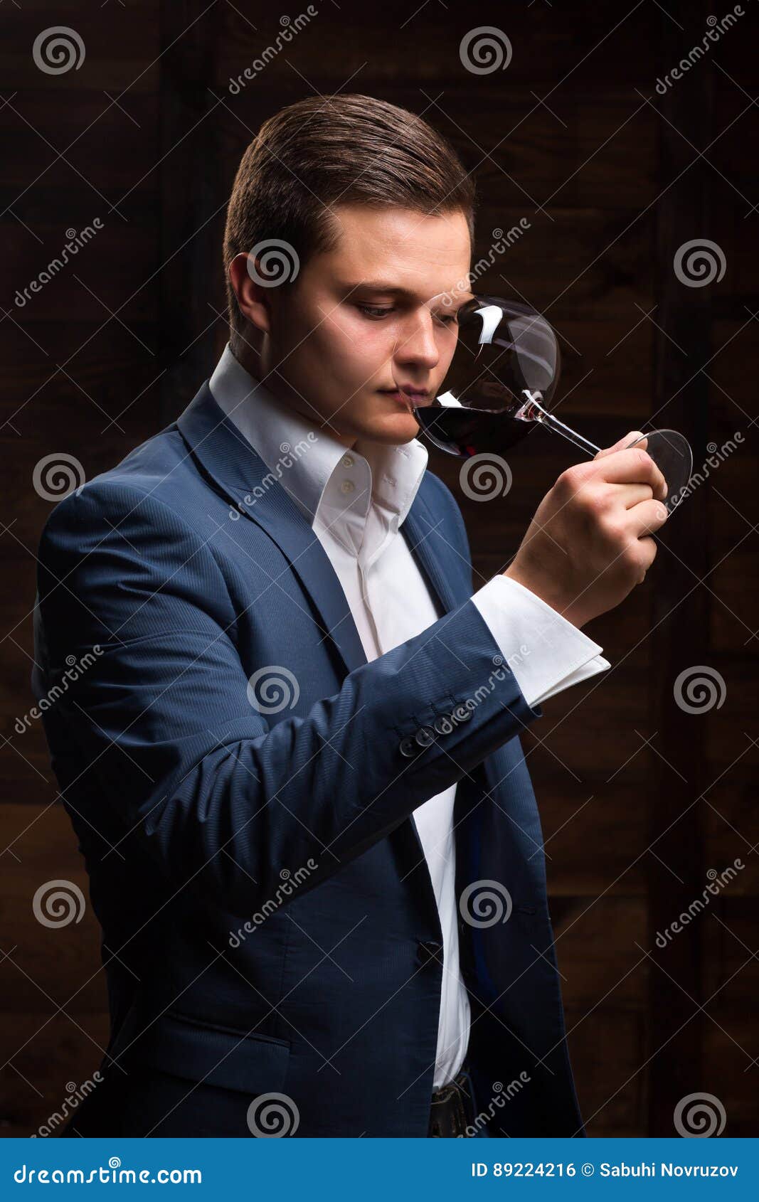 斟酒服务员开头酒瓶在葡萄酒库里 库存图片. 图片 包括有 专家, 斟酒服务员, 博若莱红葡萄酒, 查找, 饮料 - 99459287