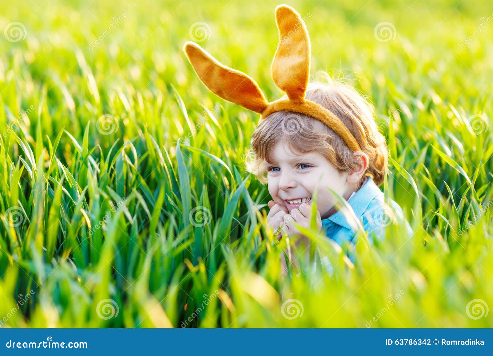 小男孩坐着，手里拿着兔子插画图片素材_ID:418978150-Veer图库
