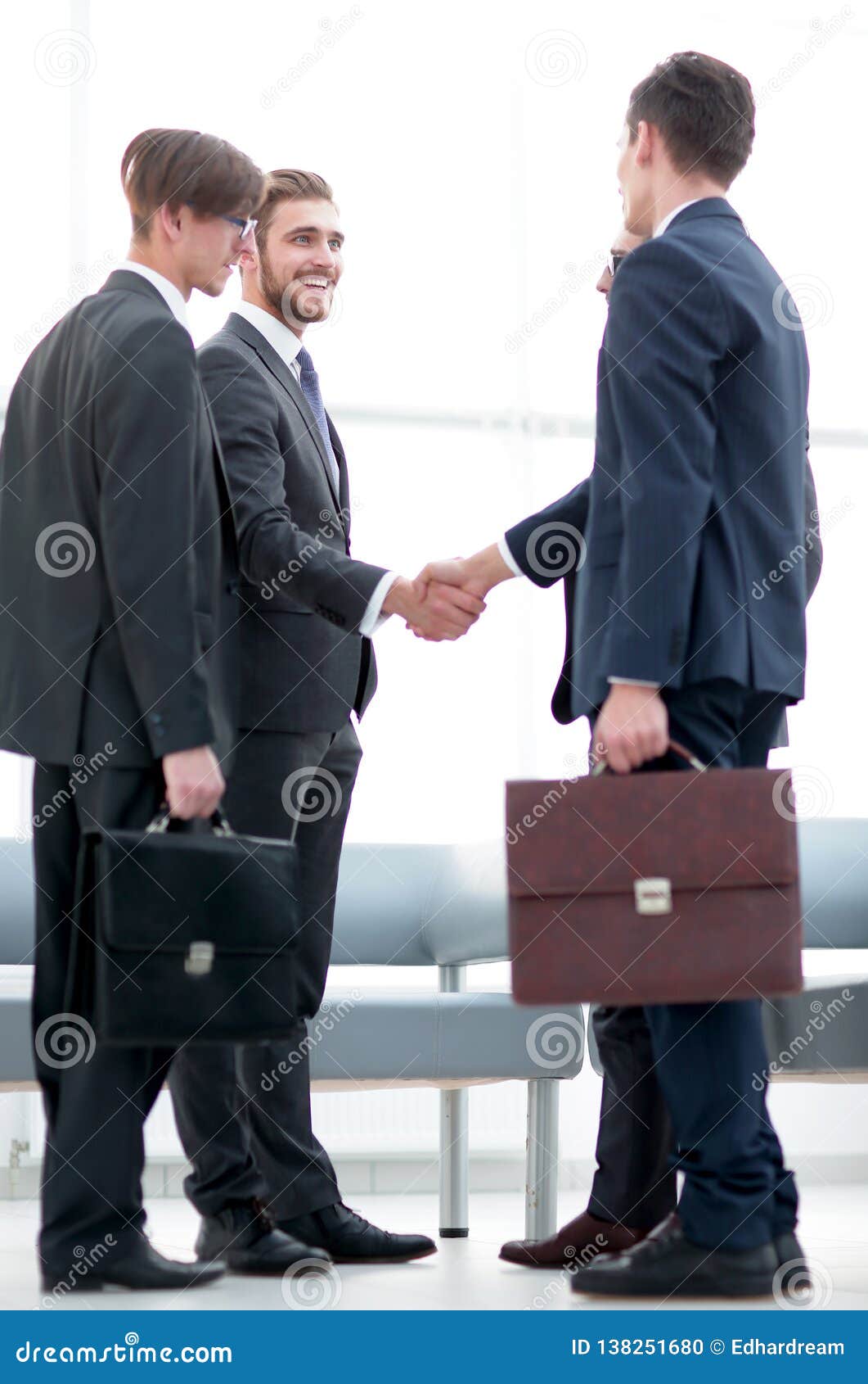 欢迎商界人士在办公室握手 库存照片. 图片 包括有 符号交换, 协作, 总公司, 商业, 信号交换, 态度 - 162341024